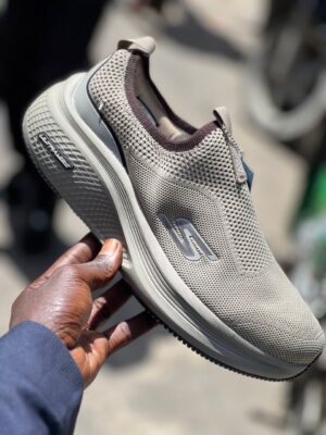 Basket Skechers Beige léger 125grs