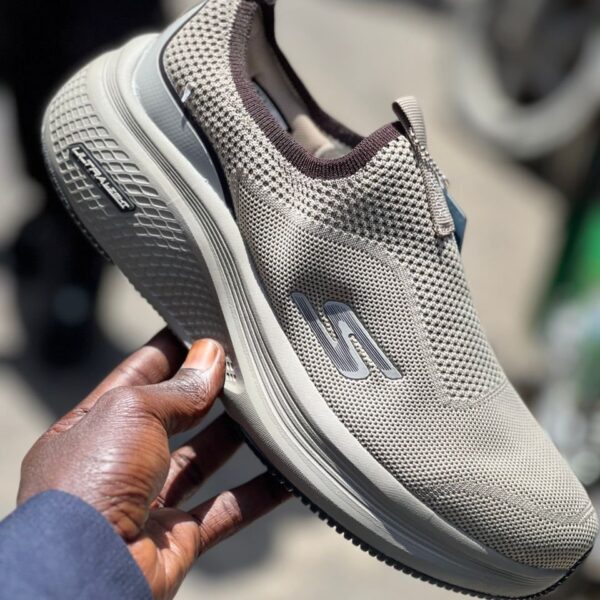 Basket Skechers Beige léger 125grs