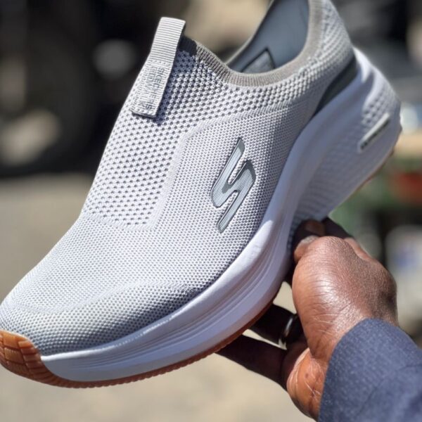 Basket Skechers Gris léger 125 grs