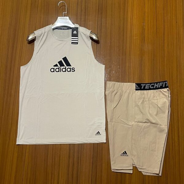 Tenue de Sport Débardeur et Short Beige